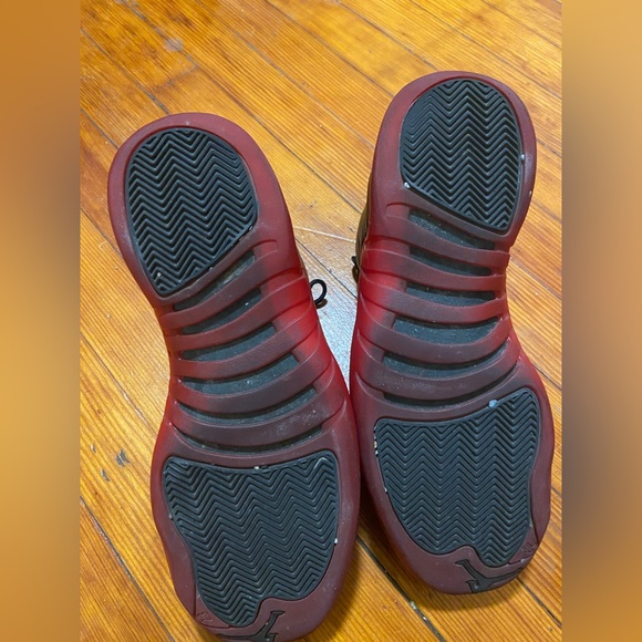 Jordan bred flu game size 10/2 - Picture 2 of 4